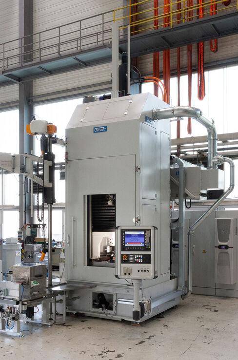 Internal broaching machine with one broaching station and crane for tool change